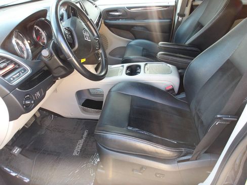 Used 2017 Dodge Grand Caravan SXT FWD image 5
