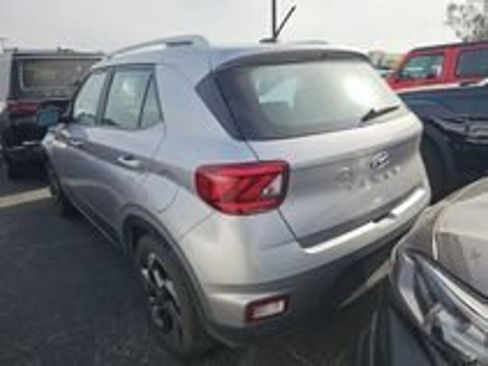 Used 2025 Hyundai Venue SEL FWD image 18