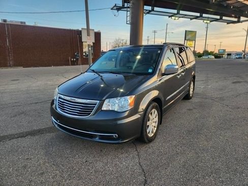 Used 2012 Chrysler Town & Country Touring-L w/ Entertainment Group #2 FWD image 8