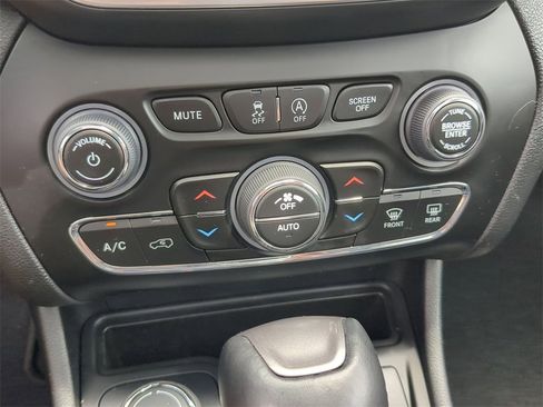 Used 2022 Jeep Cherokee Limited image 24