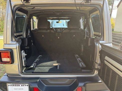 Used 2018 Jeep Wrangler Unlimited Sahara w/ Quick Order Package 24M Moab image 16