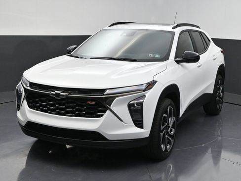Used 2026 Chevrolet Trax RS w/ Sunroof Package FWD image 3