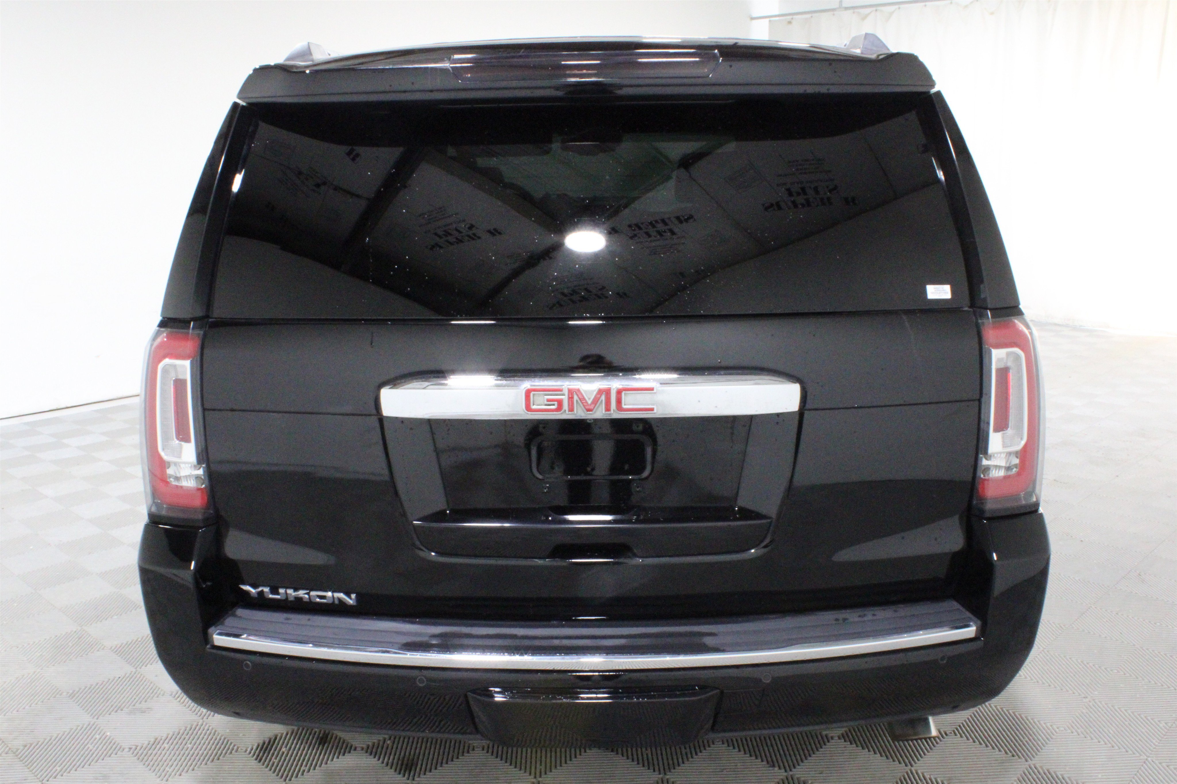 Used 2015 GMC Yukon Denali w/ Touring Package AWD/4WD image 4