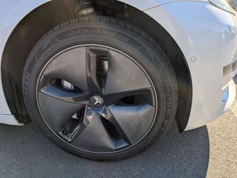 Used 2019 Tesla Model 3 Standard Range image 3