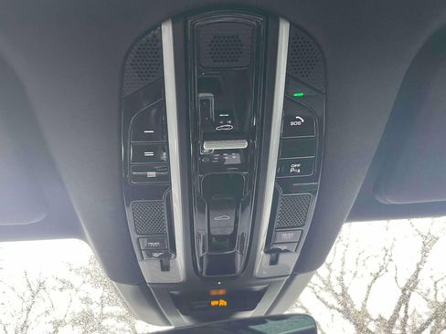 Used 2023 Porsche Cayenne Platinum Edition image 30