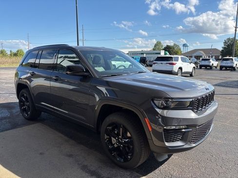 New 2025 Jeep Grand Cherokee Limited w/ Black Appearance Package image 8