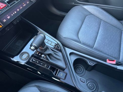 Used 2023 Kia Niro SX Touring image 29