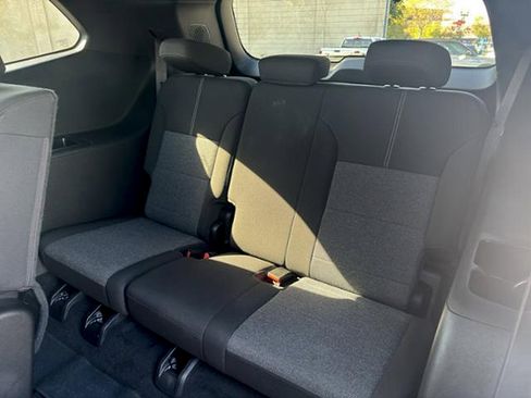 Used 2025 GMC Acadia Elevation image 17