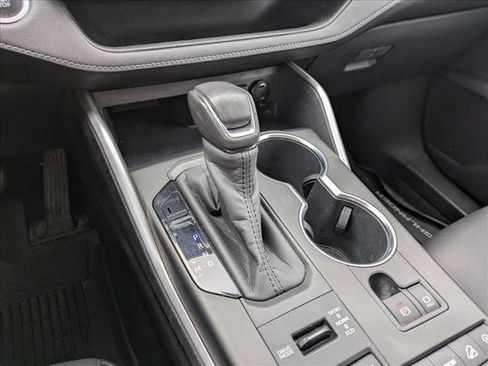Used 2020 Toyota Highlander XLE image 19
