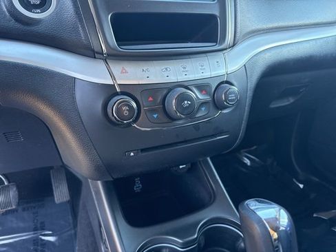 Used 2018 Dodge Journey SE image 29