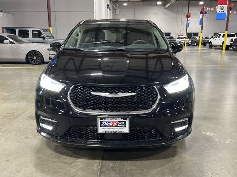 Used 2024 Chrysler Pacifica Select image 8