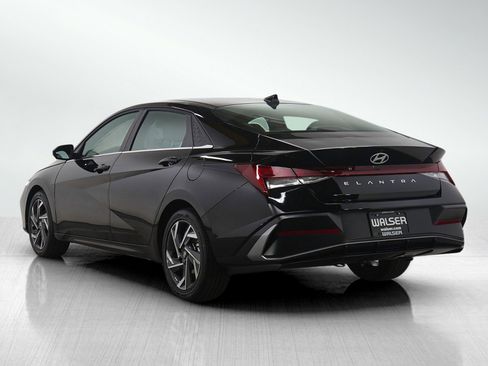 Used 2025 Hyundai Elantra SEL image 3