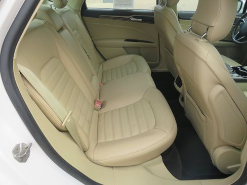 Used 2014 Ford Fusion SE w/ Equipment Group 202A FWD image 10