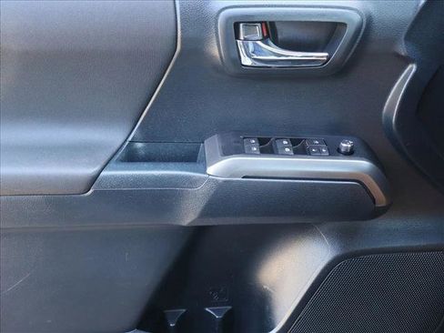 Used 2018 Toyota Tacoma TRD Off-Road w/ Technology Package AWD/4WD image 11