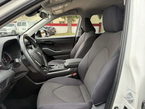 Used 2021 Toyota Highlander LE FWD image 26