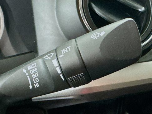 Used 2018 Toyota Tacoma SR5 AWD/4WD image 14