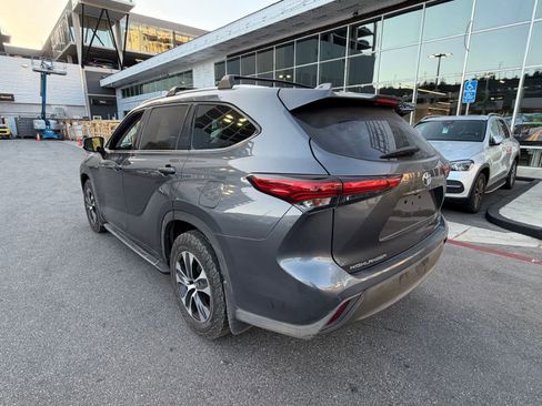 Used 2020 Toyota Highlander XLE AWD/4WD image 3