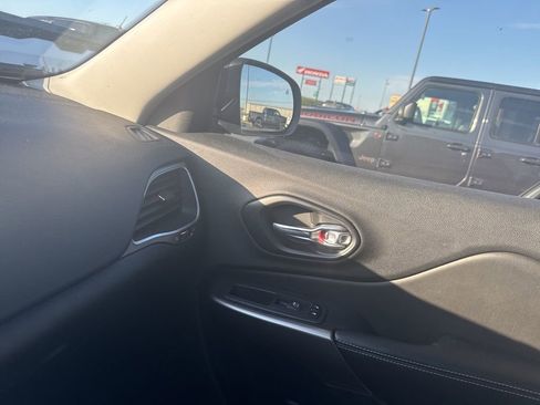 Used 2021 Jeep Cherokee Latitude Plus image 13