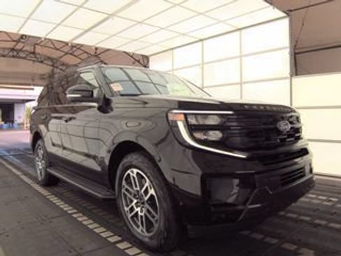 Used 2025 Ford Expedition Active AWD/4WD image 3