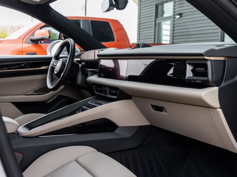 New 2025 Porsche Macan 4S Electric image 47