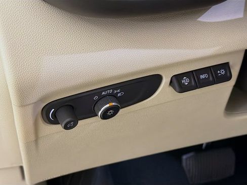 Used 2022 Buick Envision Essence w/ Technology Package I FWD image 12