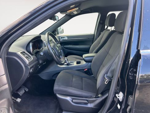 Used 2018 Jeep Grand Cherokee Laredo AWD/4WD image 9