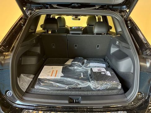 New 2026 Volkswagen Tiguan SE R-Line FWD image 5