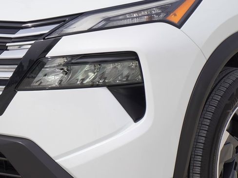 Used 2024 Nissan Rogue SV image 2