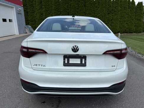 Used 2024 Volkswagen Jetta SE FWD image 4