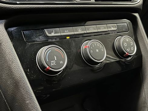 Used 2023 Volkswagen Taos SE w/ Panoramic Sunroof Package image 12