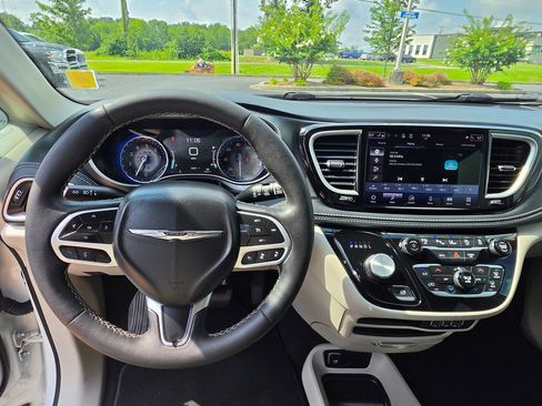 Used 2023 Chrysler Pacifica Touring-L AWD/4WD image 15