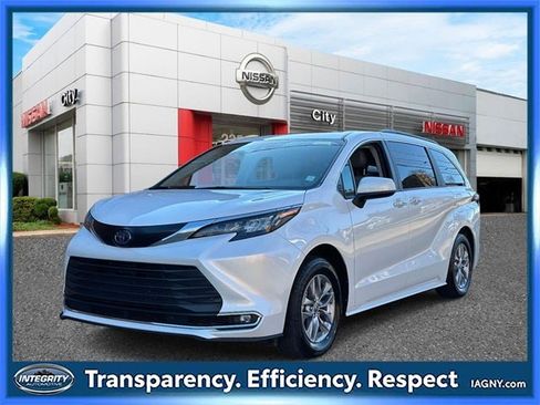 Used 2024 Toyota Sienna XLE image 8