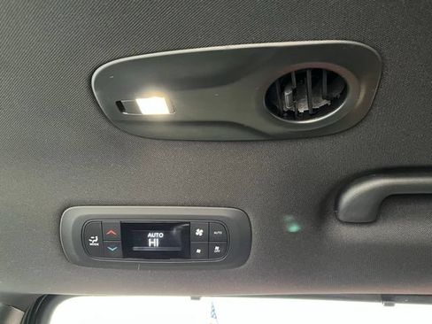 Used 2025 Chrysler Pacifica Select FWD image 23