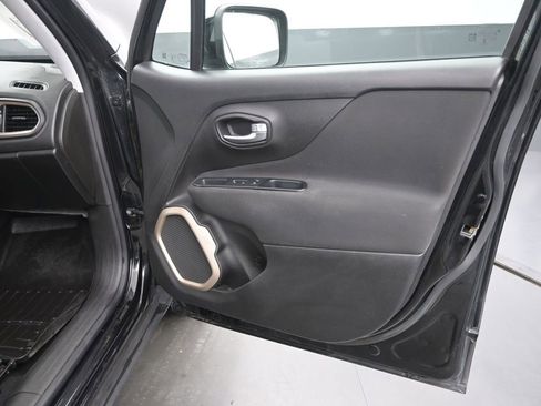 Used 2017 Jeep Renegade Latitude FWD image 20