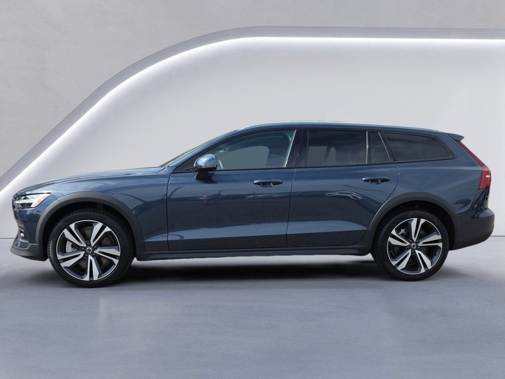 Used 2026 Volvo V60 B5 Cross Country Plus AWD/4WD image 6