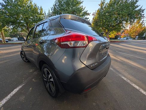 Used 2018 Nissan Kicks SV FWD image 4