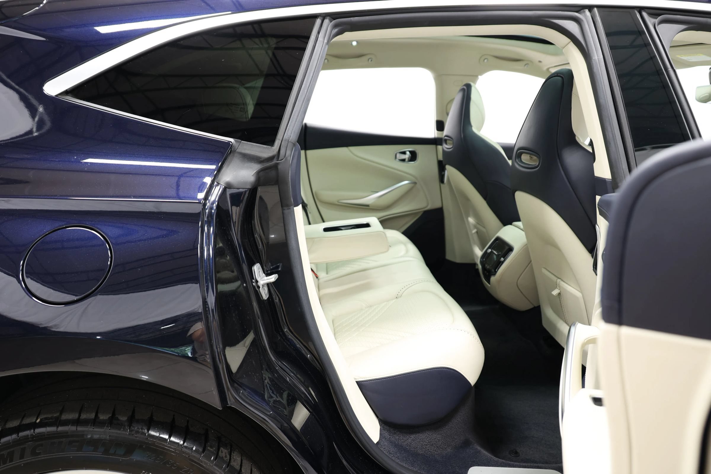 Used 2021 Aston Martin DBX AWD/4WD image 68