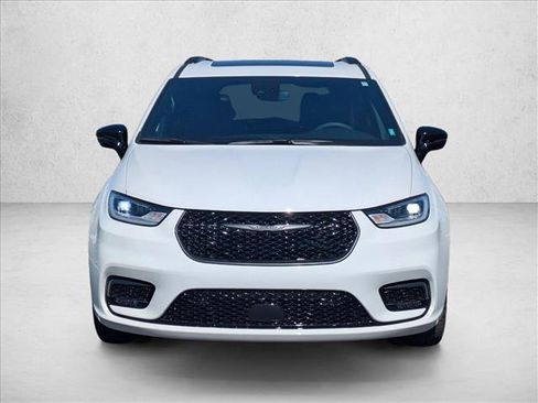 Used 2025 Chrysler Pacifica Limited image 2