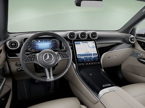 Used 2026 Mercedes-Benz GLC 300 image 2