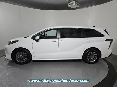 Used 2023 Toyota Sienna LE FWD image 3