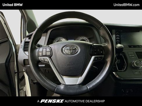 Used 2019 Toyota Sienna SE w/ SE Preferred Package FWD image 6