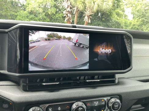 Used 2024 Jeep Wrangler Unlimited w/ Convenience Group AWD/4WD image 32
