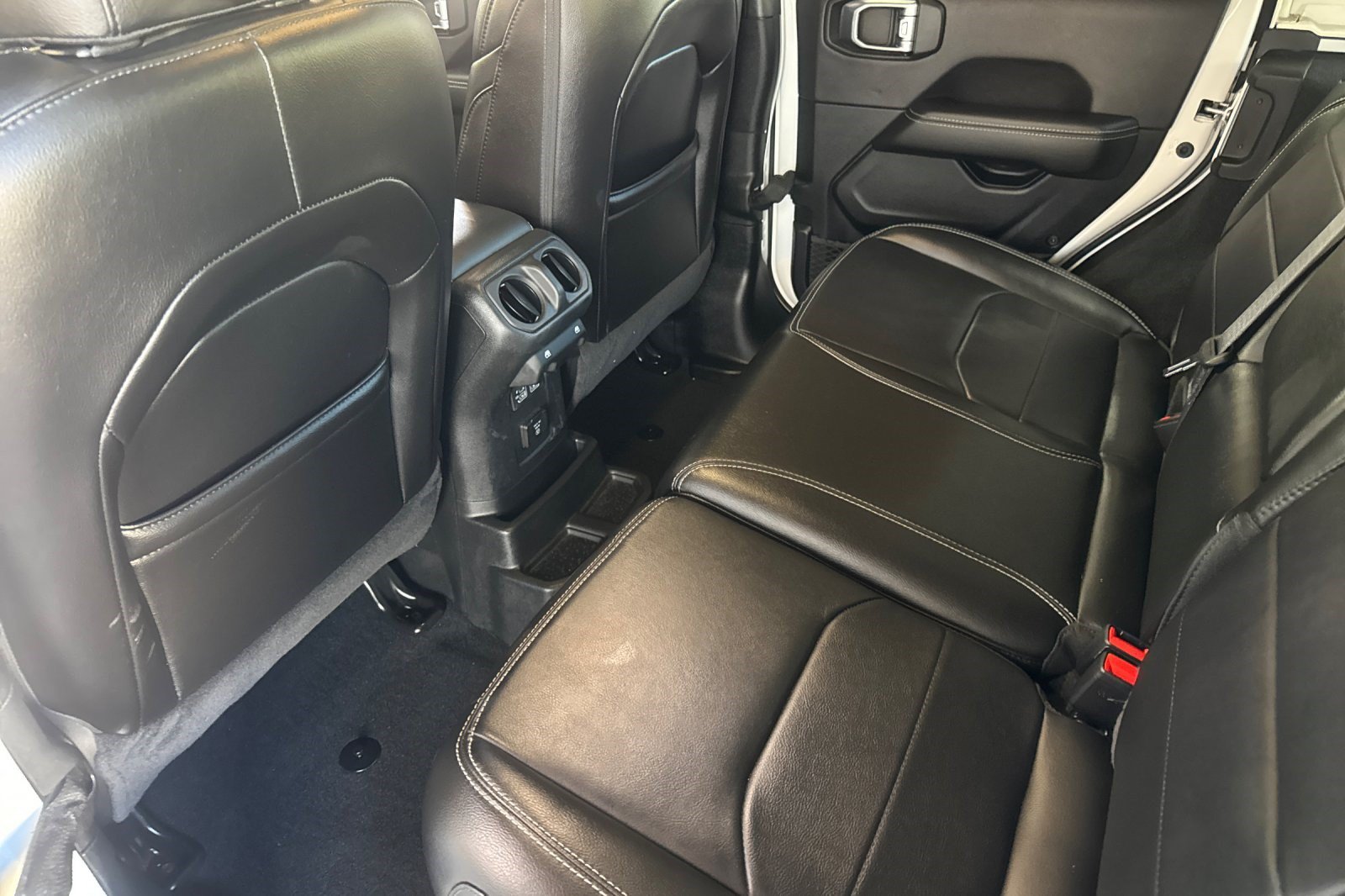 Used 2023 Jeep Wrangler Unlimited Sahara AWD/4WD image 25