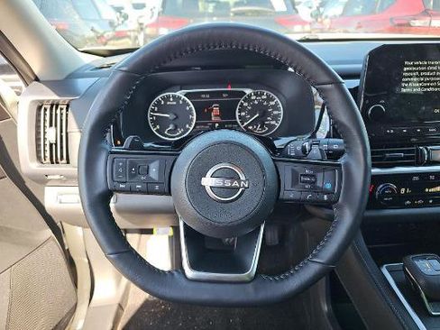 Used 2024 Nissan Pathfinder SL AWD/4WD image 10