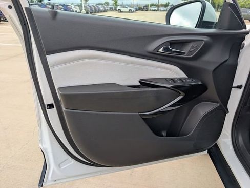 Used 2025 Chevrolet Trax LT FWD image 22