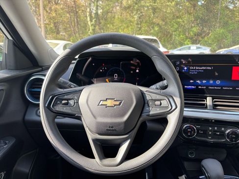 Used 2025 Chevrolet Trax LT FWD image 35