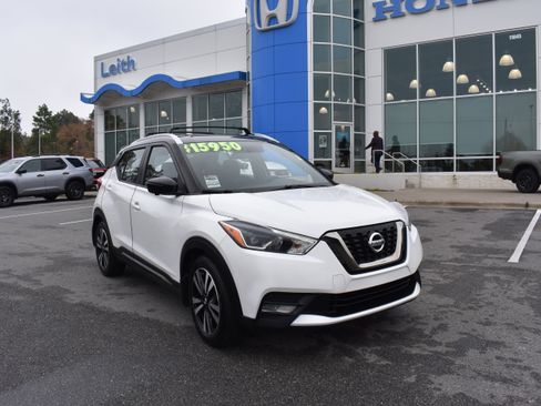 Used 2019 Nissan Kicks SR w/ Exterior Package image 1