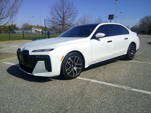 Used 2025 BMW 760i xDrive w/ Executive Package image 22