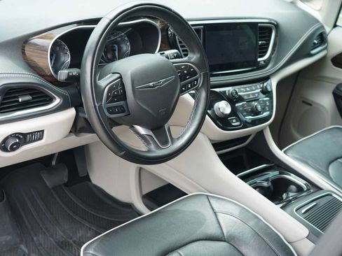 Used 2022 Chrysler Pacifica Limited FWD image 8