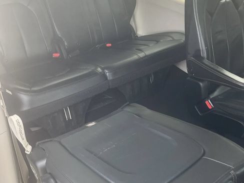 Used 2020 Chrysler Pacifica Touring-L FWD image 32